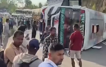 दाउन्ने सडकमा पल्टियाे सुदूरपश्चिम यातायातको बस 